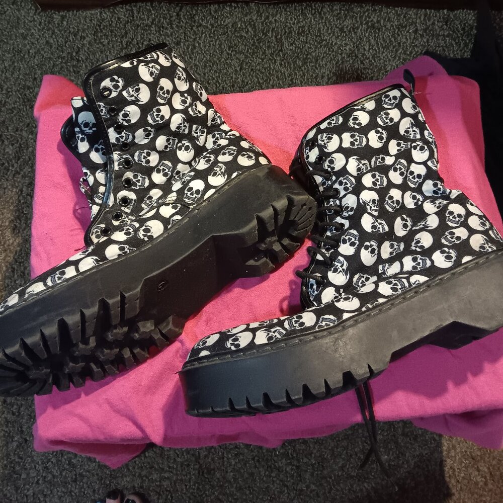 Woman's skull combat boots
